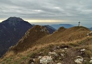 69 Dalla cresta vista verso il Resegone a sx e cima Due Mani a dx